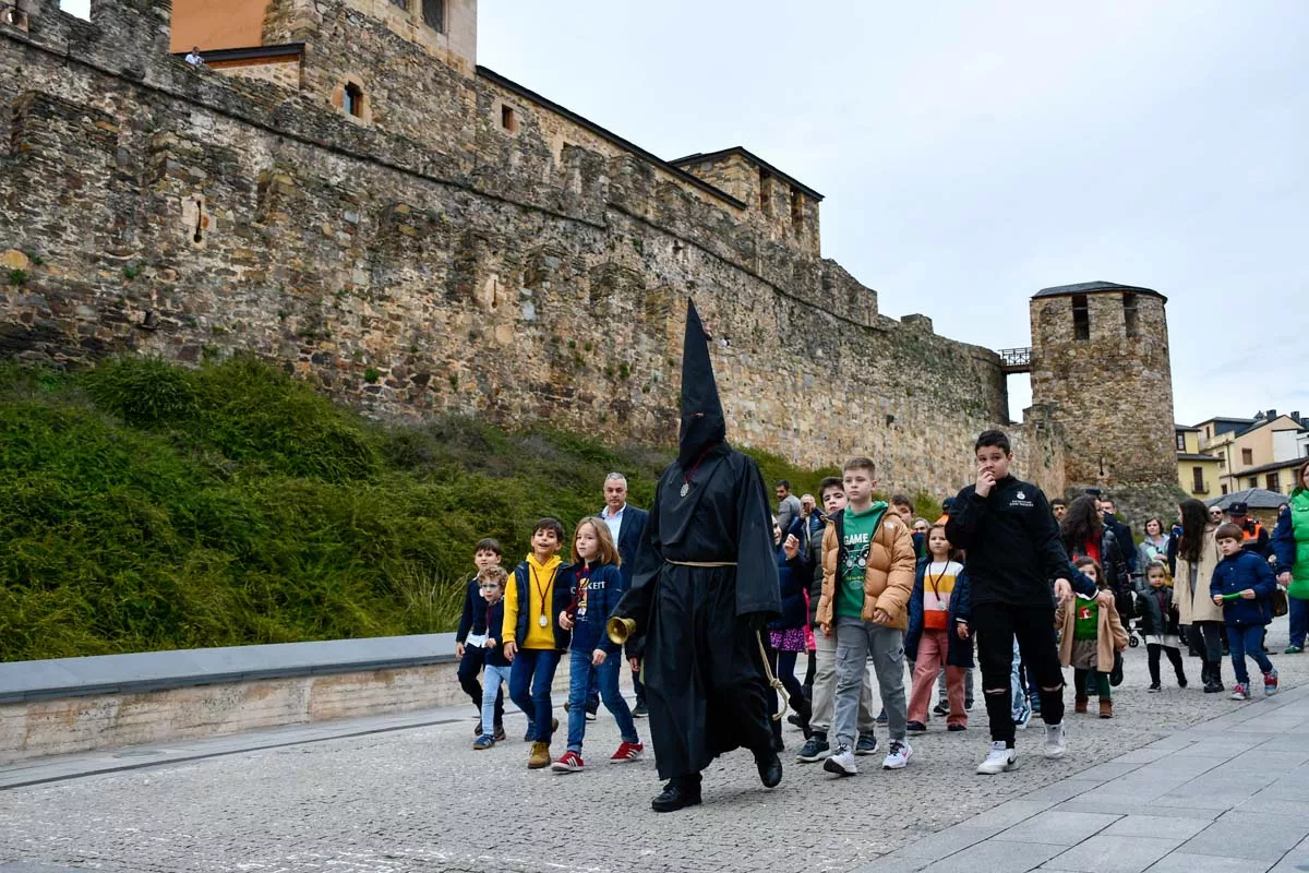 El Lambrión Chupacandiles vuelve a las calles para anunciar el comienzo de la Semana Santa en Ponferrada