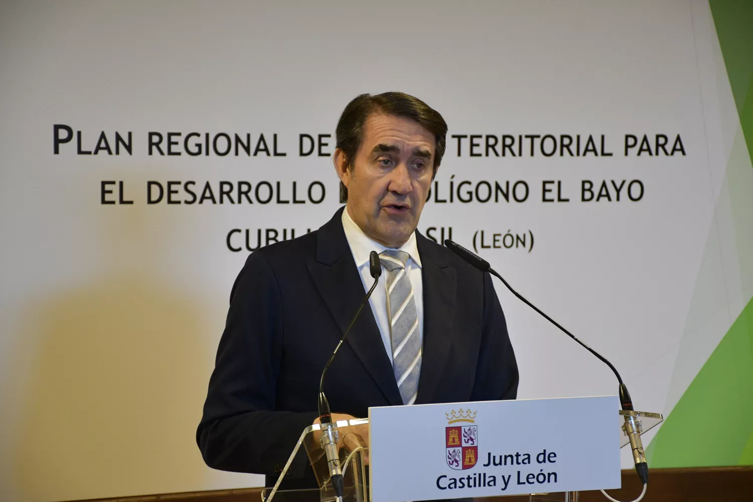 El consejero de Medio Ambiente durante la firma del convenio de ampliación del polígono El Bayo
