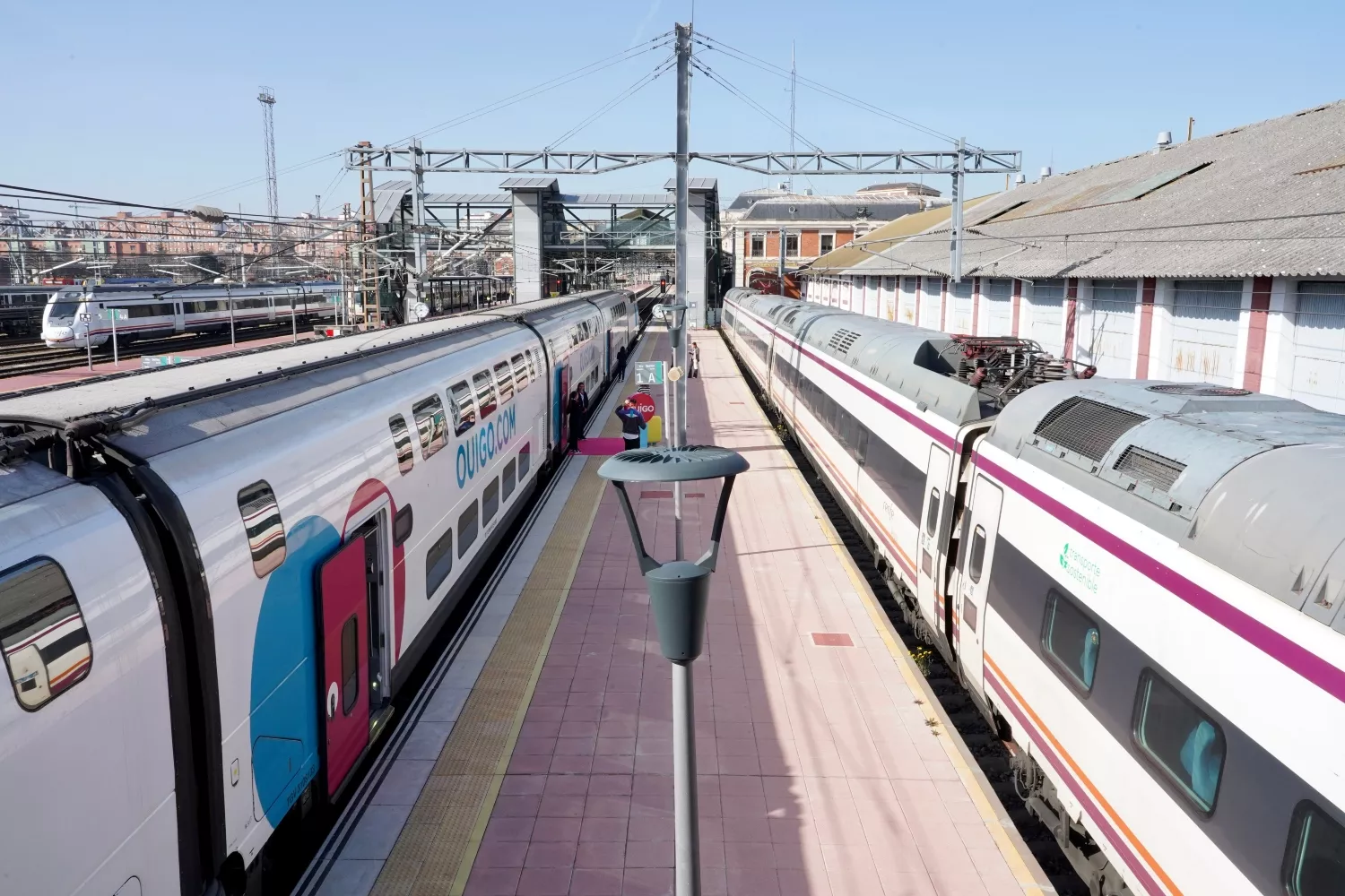 Tren Ouigo en la estación de trenes de Valladolid 