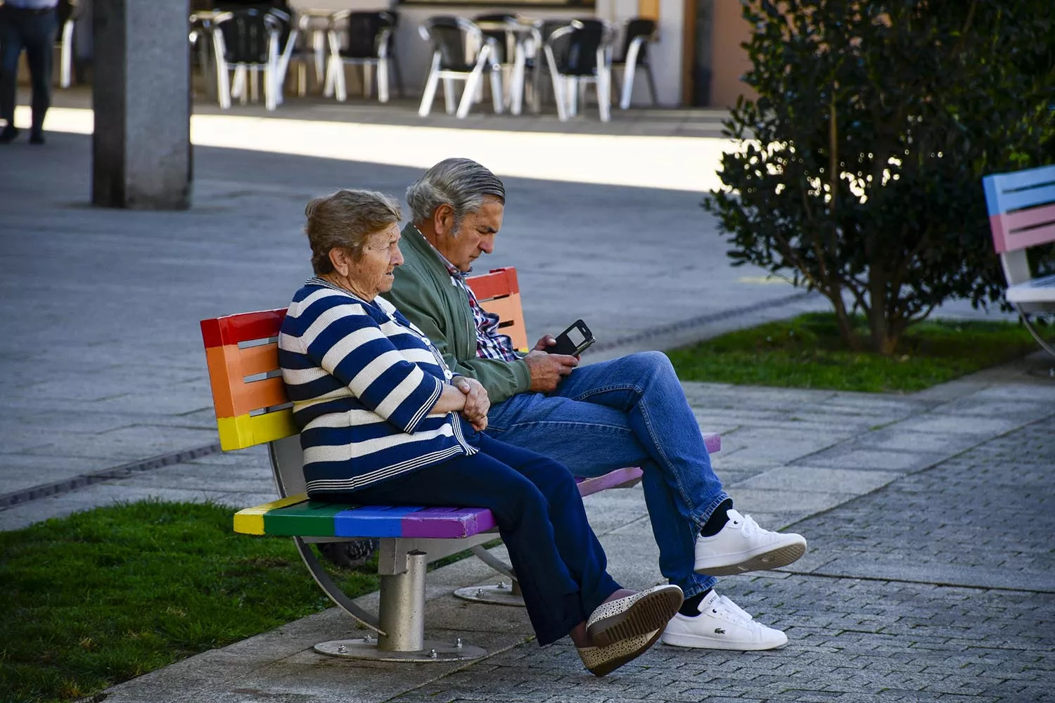 Foto de dos personas en un banco de Ponferrada | Población, gente