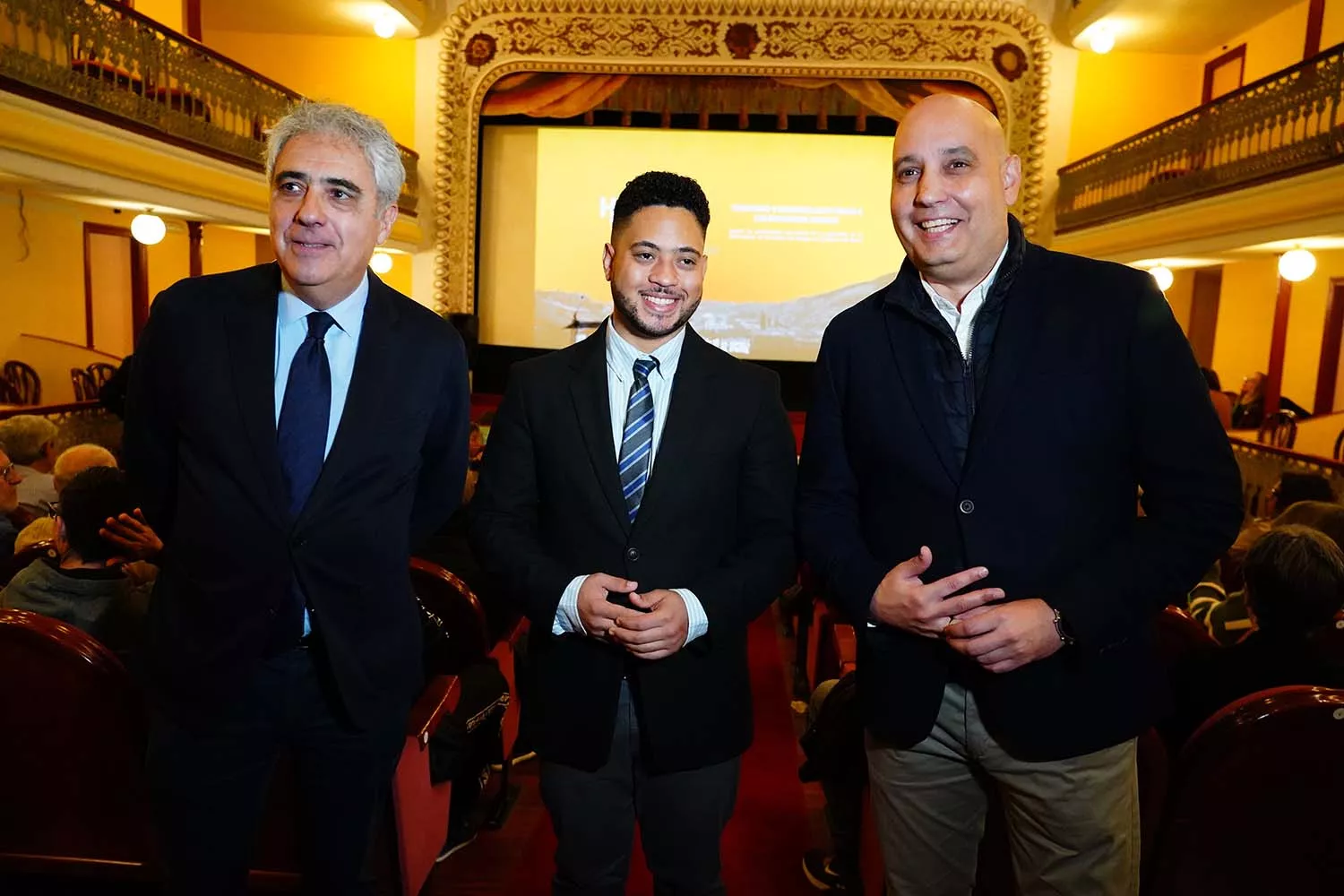 El alcalde de Villafranca del Bierzo, Anderson Batista (C), junto al director general de Patrimonio de la Junta, Juan Carlos Prieto (I), y el gerente de la Fundación Edades del Hombre, Julio César García (D)