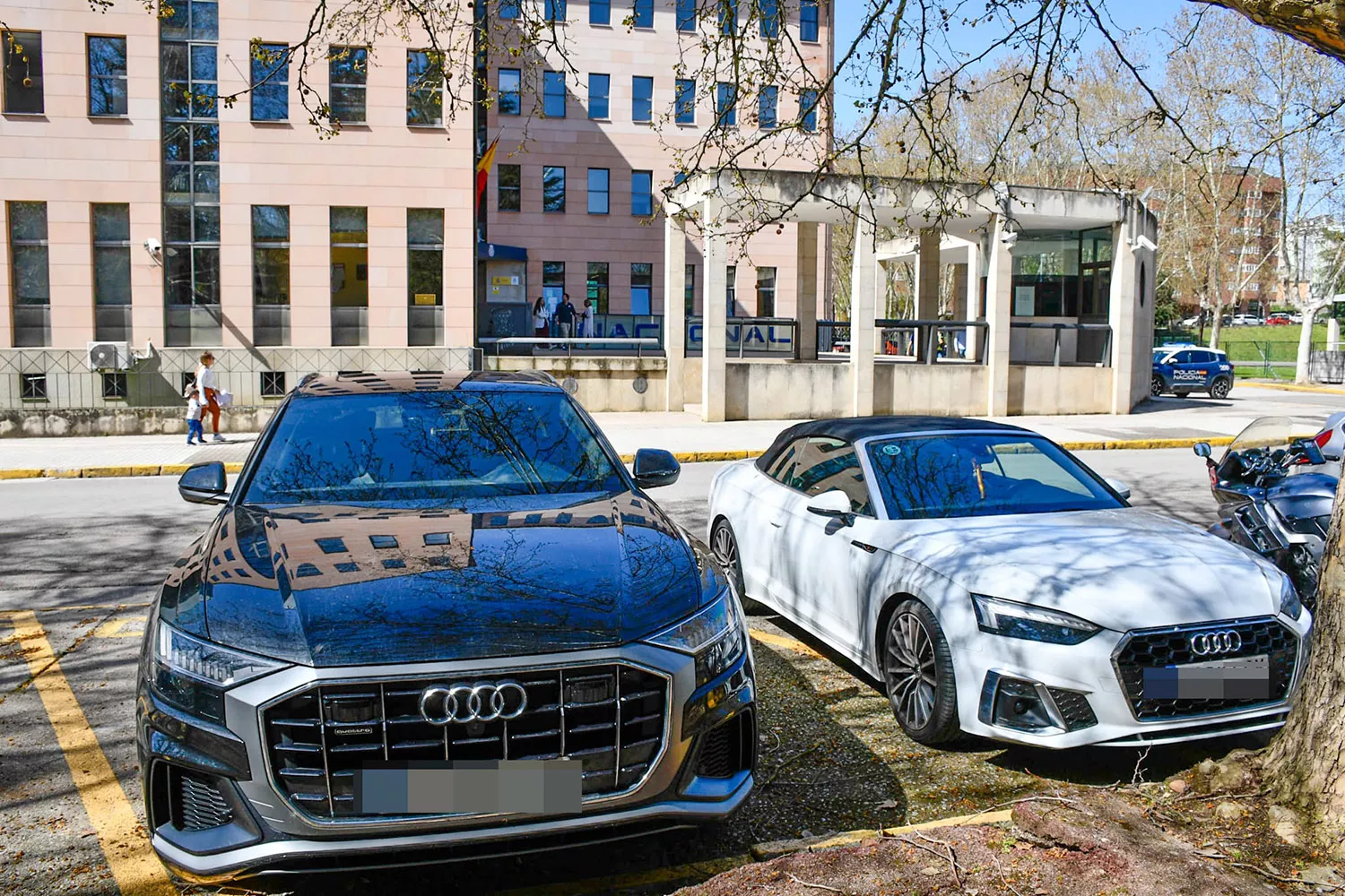 La impresionante colección de coches de lujo del fundador de Herrero Brigantina llevados a dependencias judiciales (2