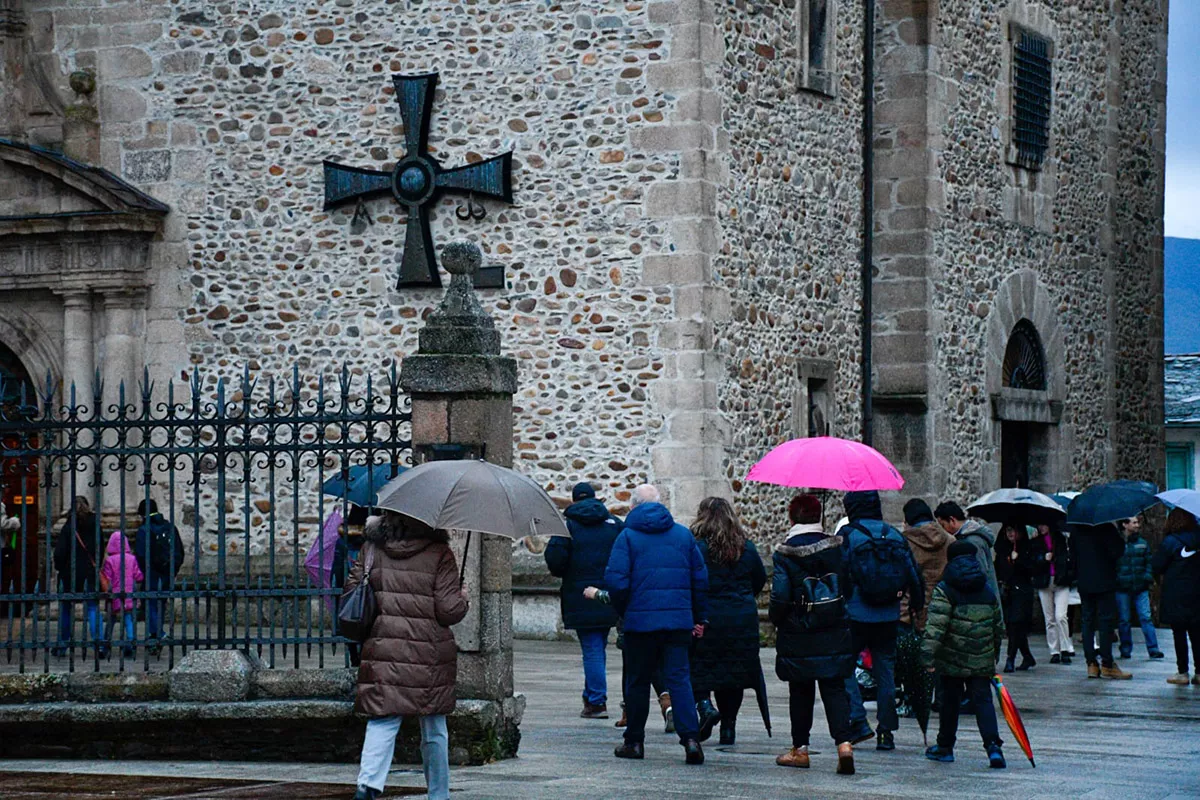 La lluvia cancela la procesión de la Santa Cena (4)