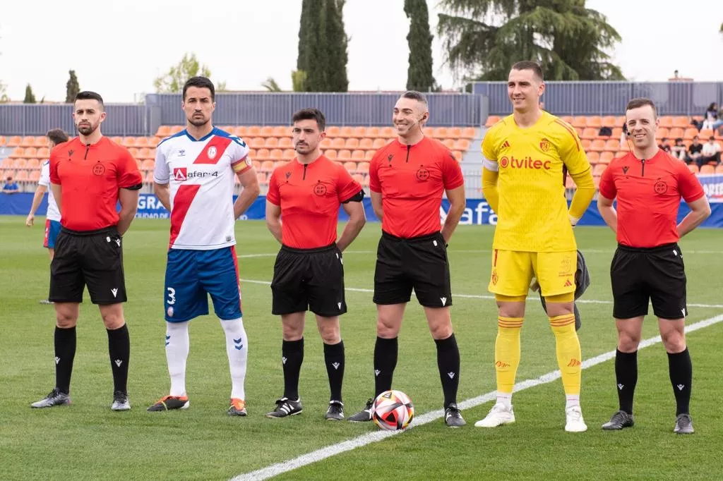 Inicio del encuentro entre el Rayo Majadahonda y la Ponferradina