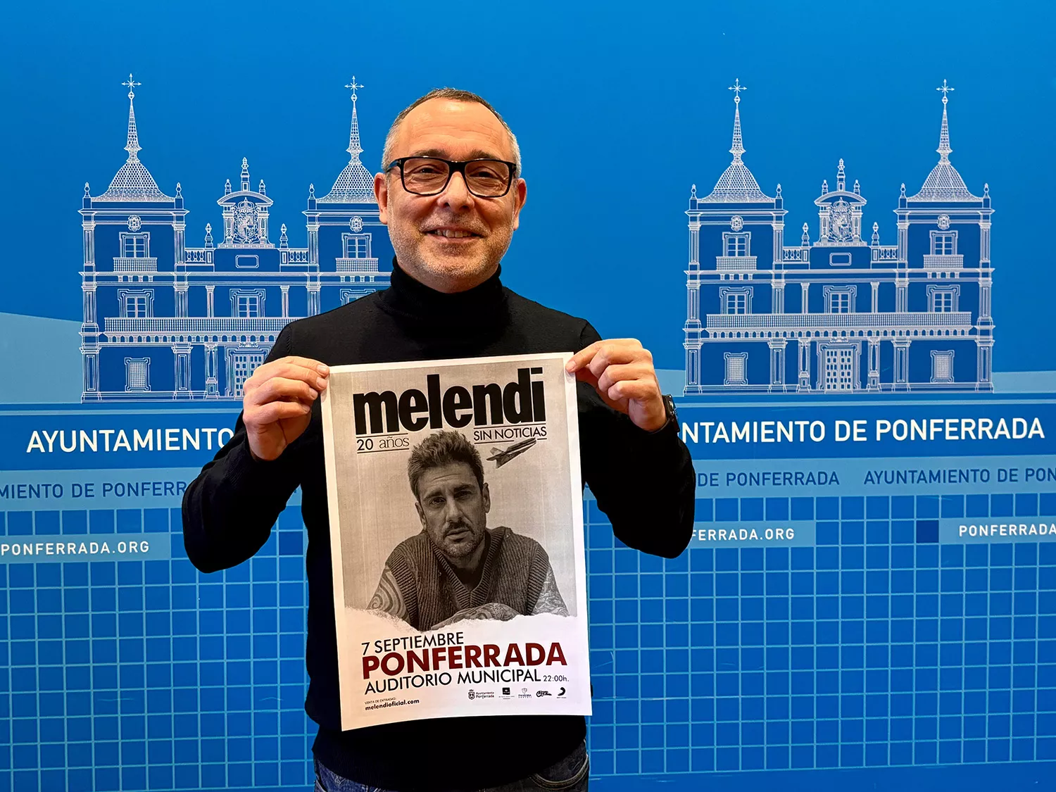 El concejal de Fiestas Carlos Cortina muestra el cartel del concierto de Melendi en las Fiestas de la Encina