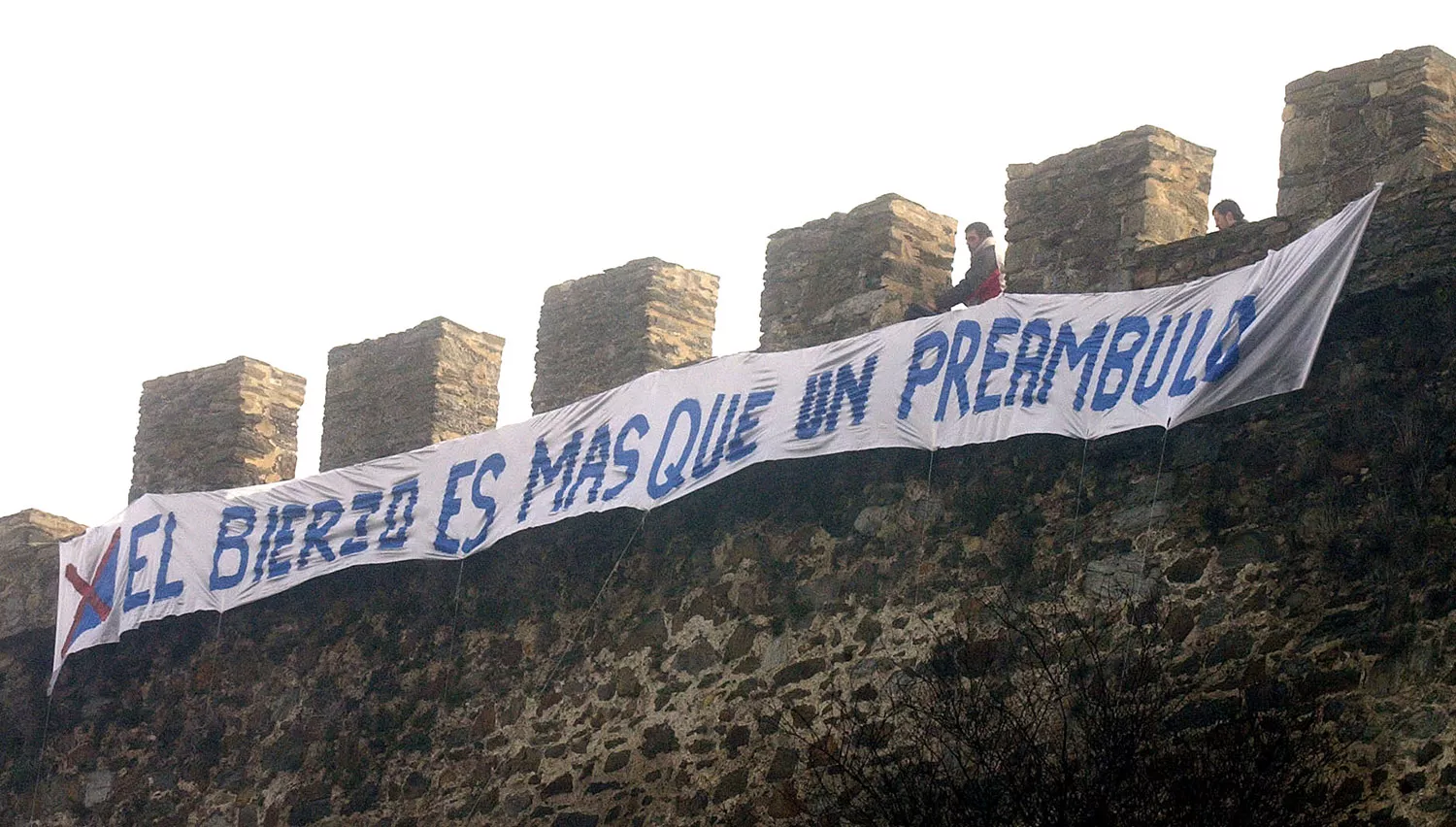 López / ICAL . Miembros del Partido de El Bierzo despliegan pancartas en el castillo de los Templarios de Ponferrada en contra del preámbulo referente a la comarca de El Bierzo, inscrito en la reforma del Estatuto de la Autonomía de Castilla y León