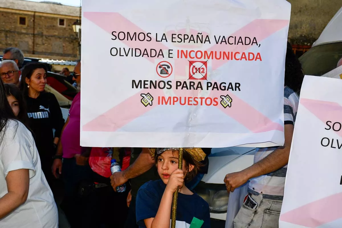 Manifestación en La Somoza por unas comunicaciones "dignas" | Denuncian la "situación de desamparo" en San Pedro de Paradela por la falta de teléfono fijo