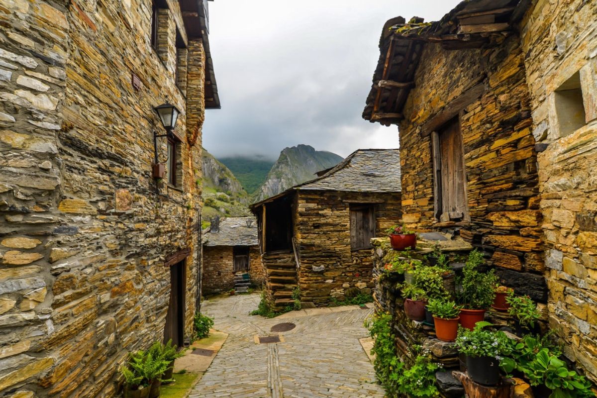 El Ayuntamiento de Ponferrada se pone manos a la obra para que Peñalba no pierda la etiqueta de 'Los Pueblos Más Bonitos de España' con la instalación de baños públicos