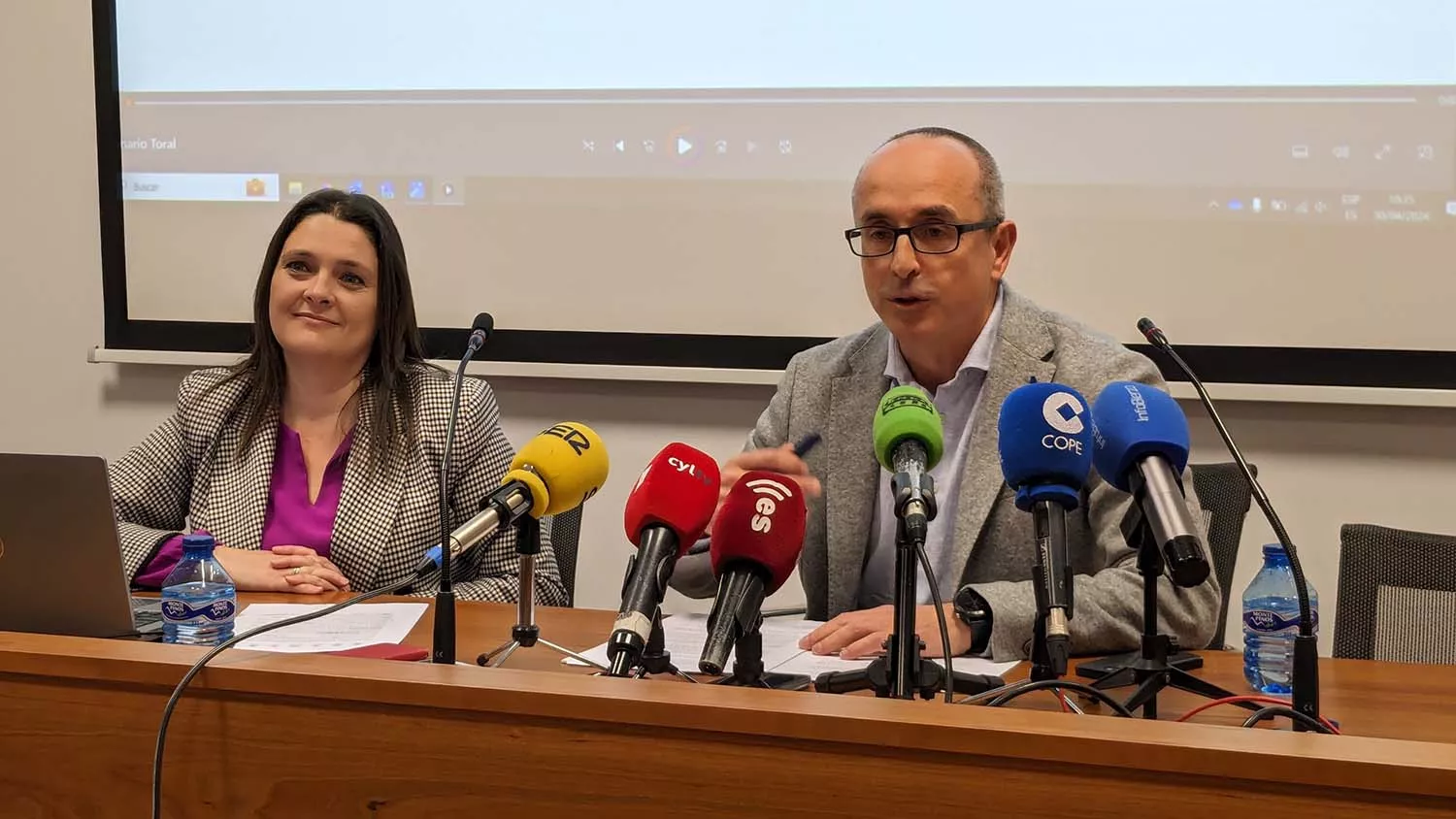 El director de la fábrica de cementos Cosmos de Toral de los Vados, Javier Santaolalla, junto a la responsable de RSC, Vetania López, durante su comparecencia para informar sobre la celebración del centenario de la planta