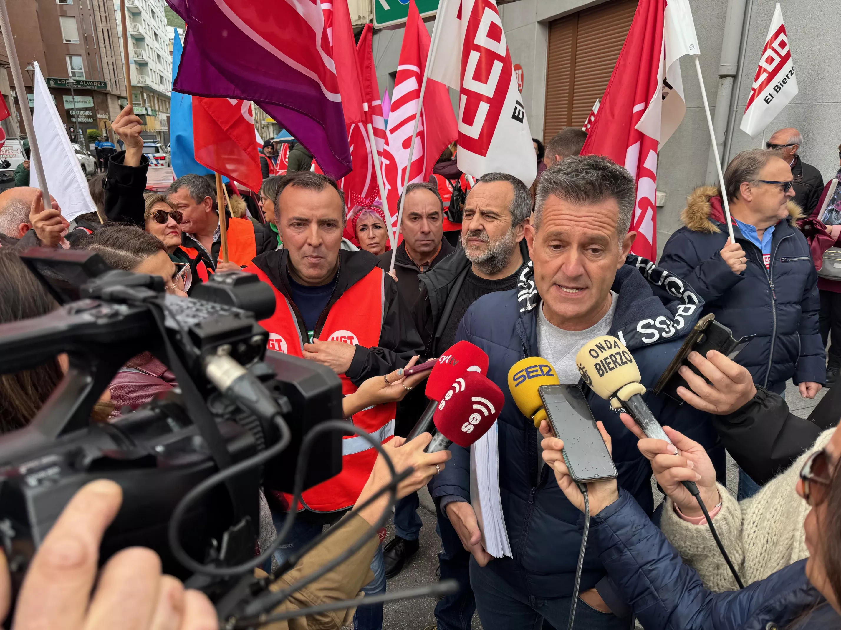 Omar Rodríguez (UGT), Ursicino Sánchez (CC.OO) y Alberto Sutil (Tvitec)