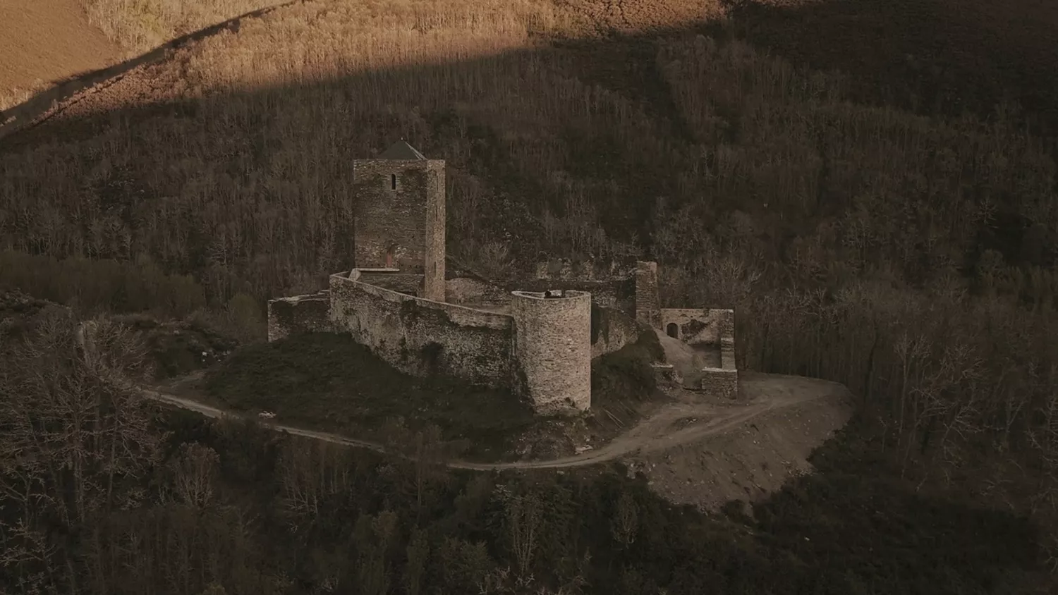 El Dj berciano Motto estrena música electrónica, grabada en directo en el Castillo de Balboa