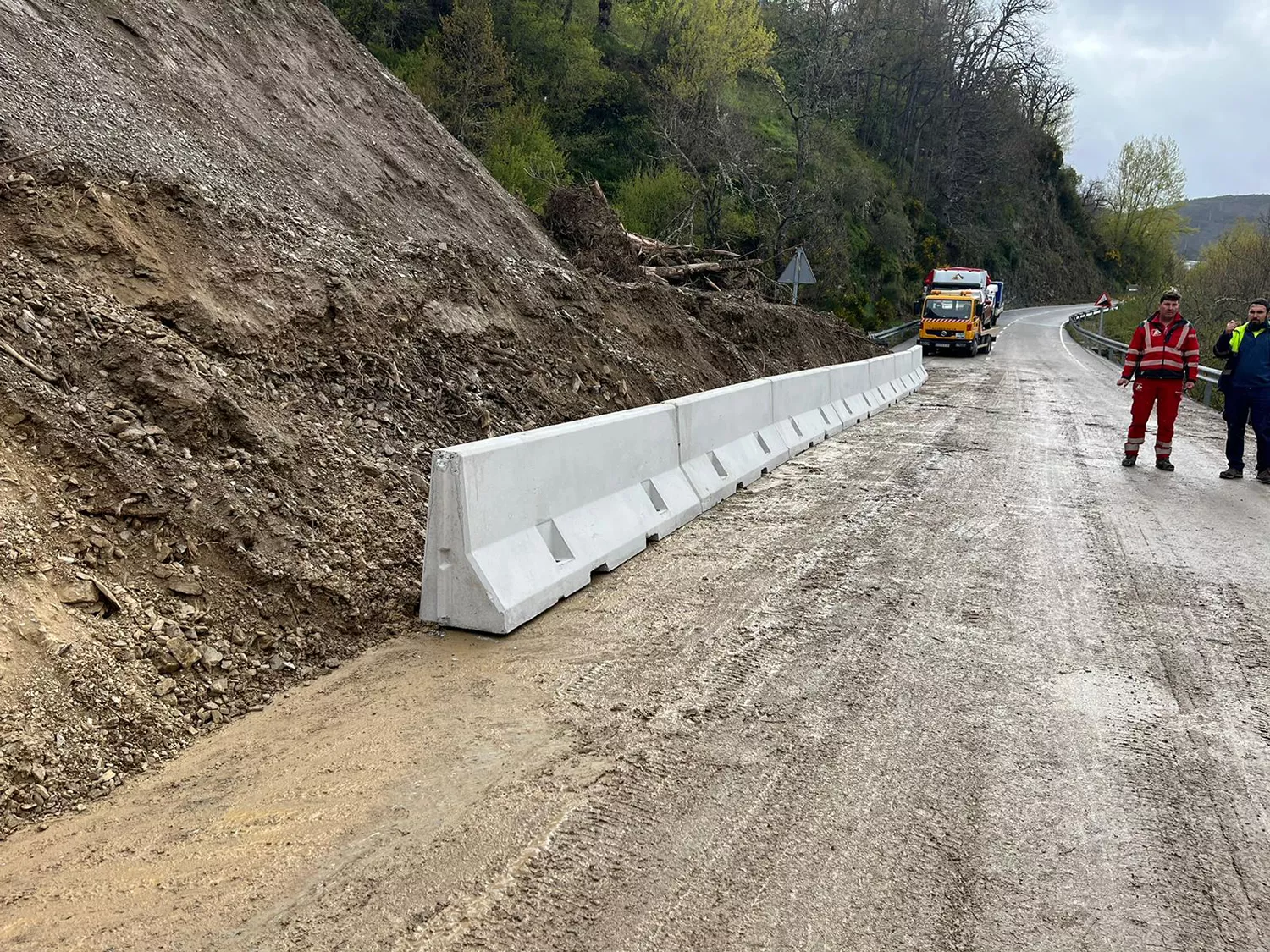 Abierto al tráfico un carril alternativo en la LE-493 en Villar de Santiago dirección Villablino tras el desprendimiento