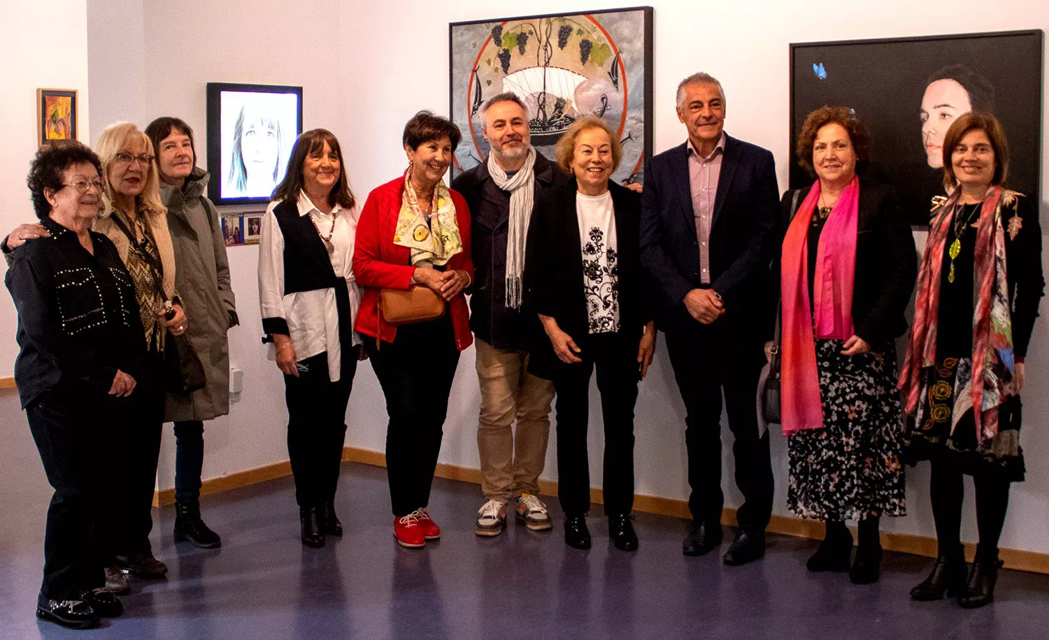 El Campus de Ponferrada de la Universidad de León ha acogido esta mañana la inauguración de la exposición artística titulada ‘Apariencias’, que pretende ser una reflexión sobre la inteligencia artificial