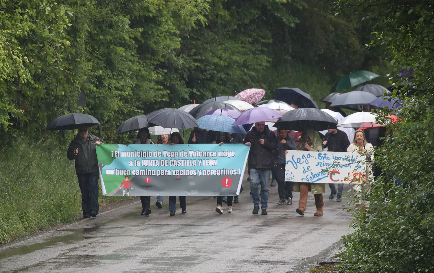 Vecinos de Vega de Valcarce se manifiestan para reclamar mejoras en las carreteras en el Camino de Santiago