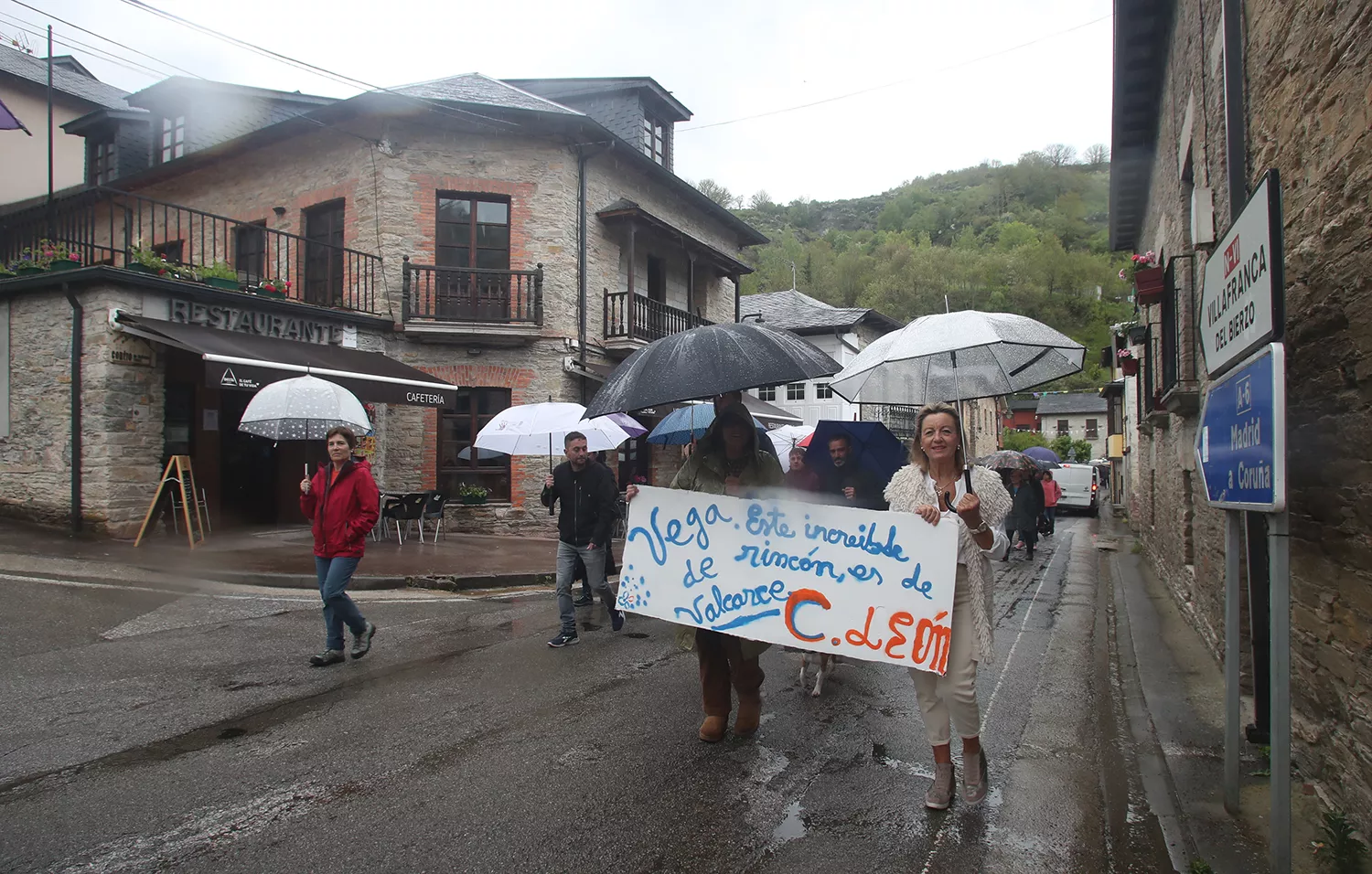 Vecinos de Vega de Valcarce se manifiestan para reclamar mejoras en las carreteras en el Camino de Santiago