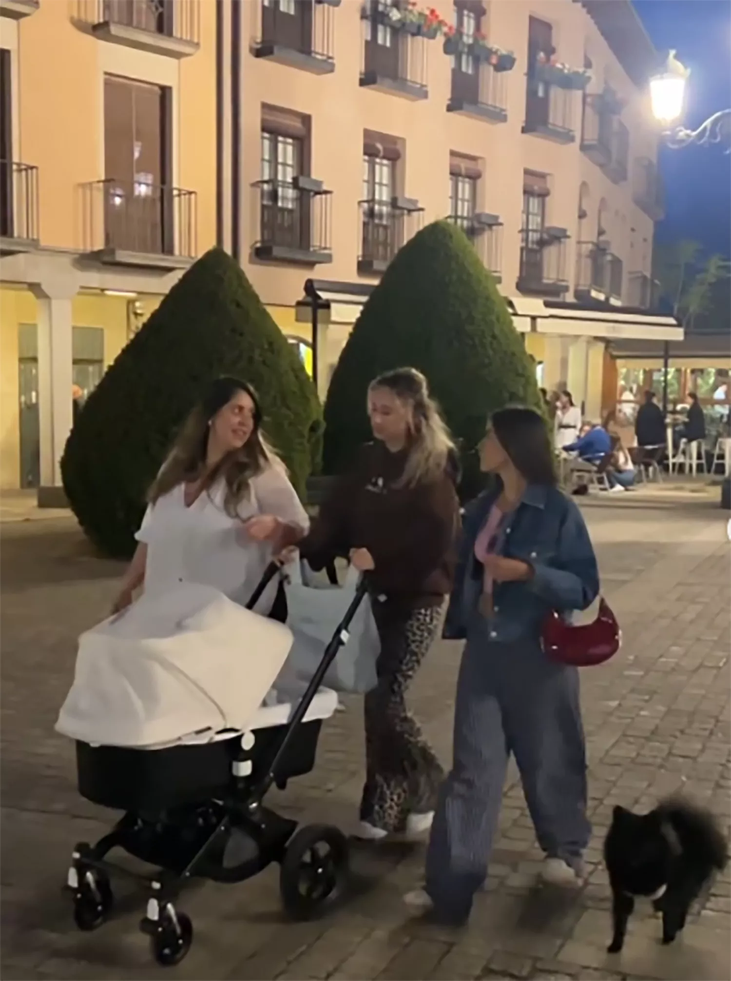 Rocío Camacho junto a sus amigas en la Plaza del Ayuntamiento