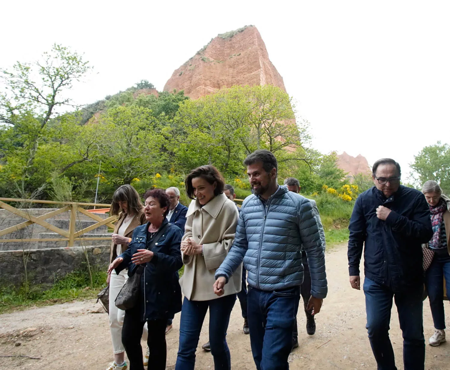 César Sánchez, ICAL. El secretario general del PSCyL, Luis Tudanca (2D), durante su visita por el Monumento Natural de Las Médulas.