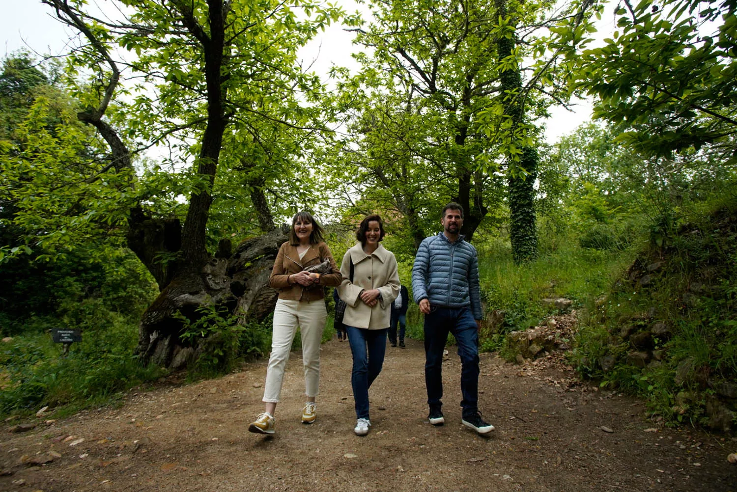 César Sánchez, ICAL. El secretario general del PSCyL, Luis Tudanca (3D), y Andrea Fernández Benéitez (C) durante su visita por el Monumento Natural de Las Médulas.