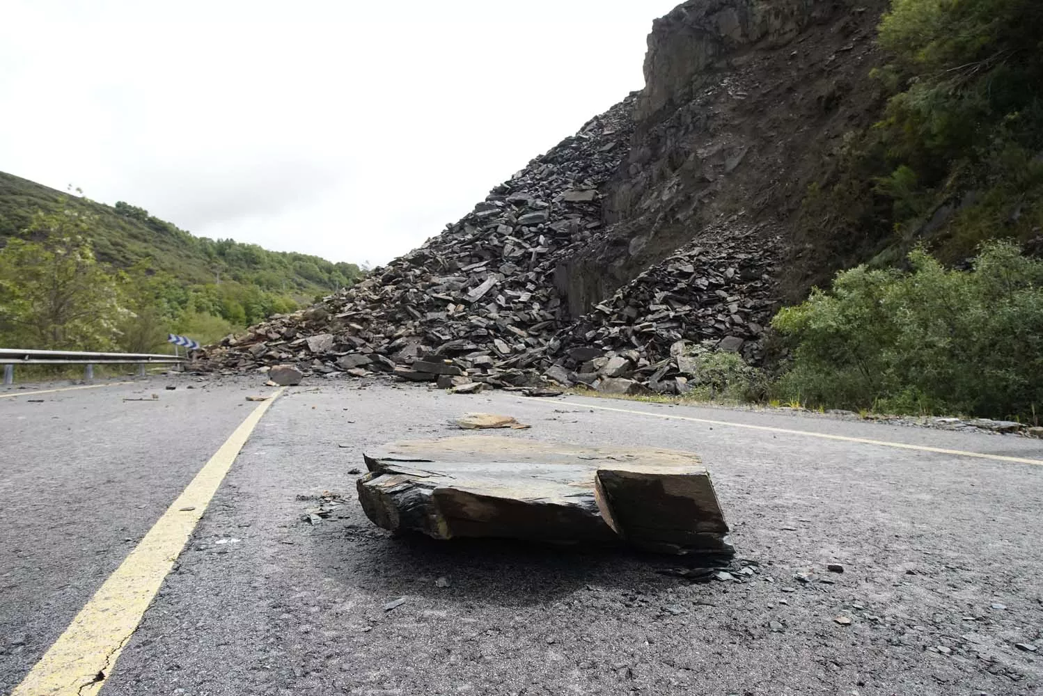 Desprendimiento de rocas y tierra en la carretera CL 631 en la localidad de Páramo del Sil (8)