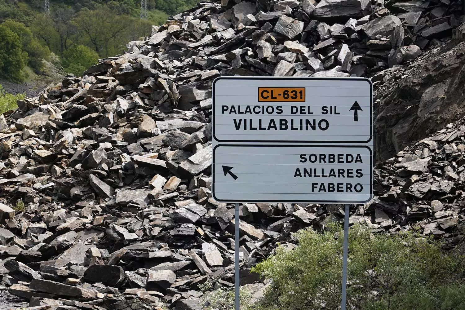 Desprendimiento de rocas y tierra en la carretera CL 631 en la localidad de Páramo del Sil (5)