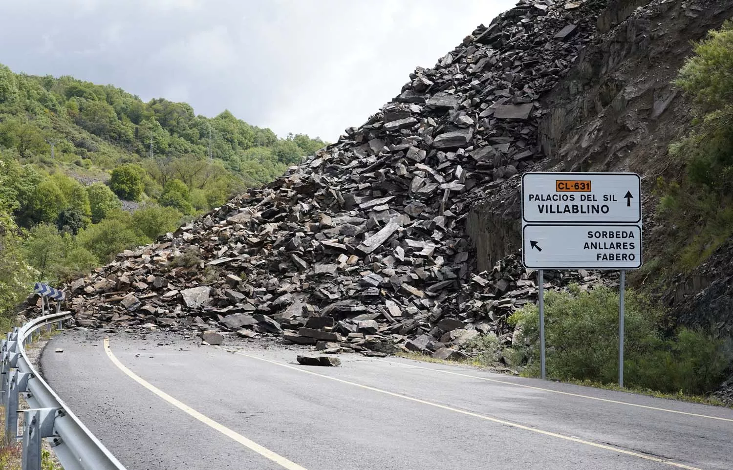 Desprendimiento de rocas y tierra en la carretera CL 631 en la localidad de Páramo del Sil 