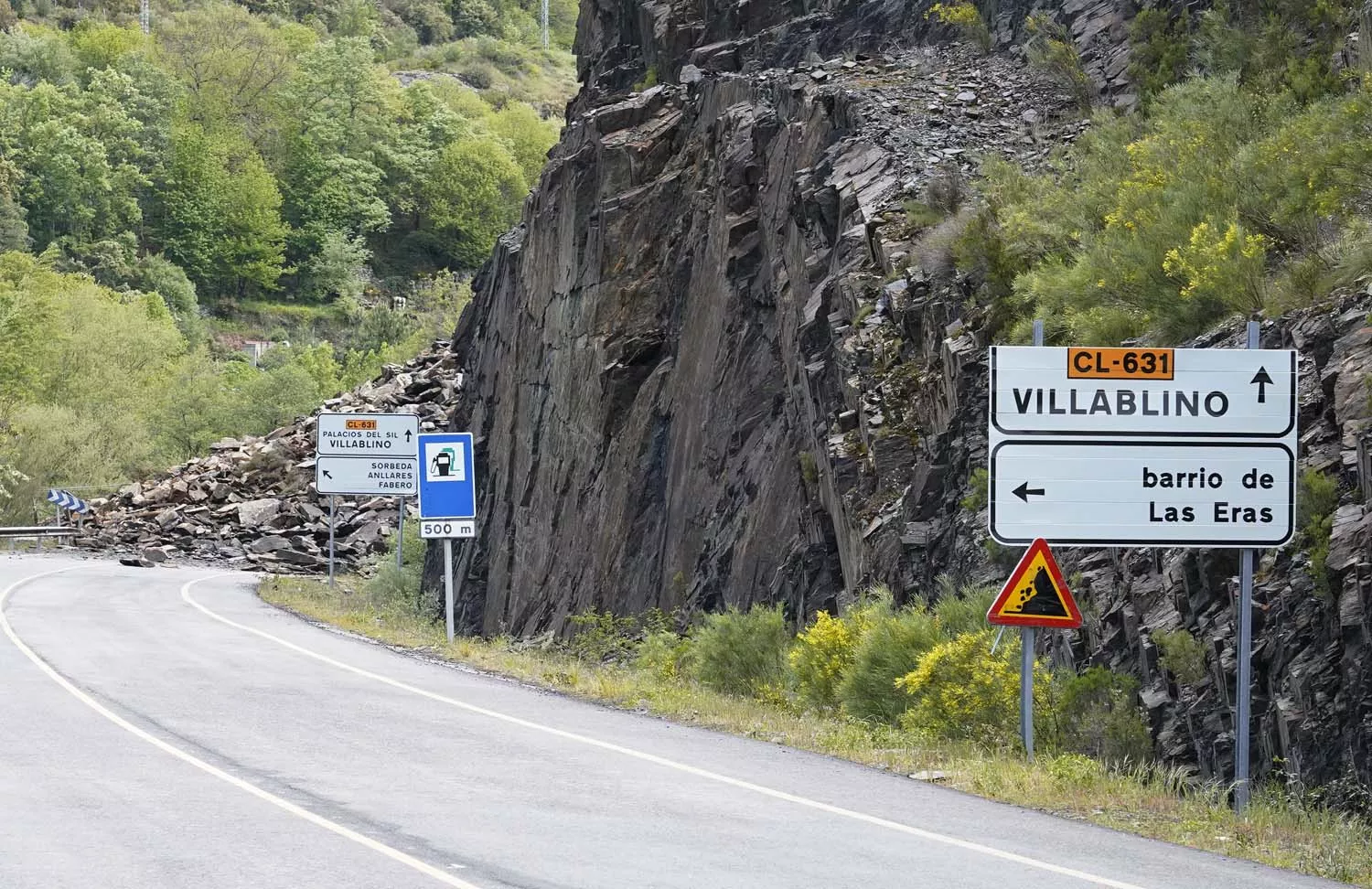 Desprendimiento de rocas y tierra en la carretera CL 631 en la localidad de Páramo del Sil (15)