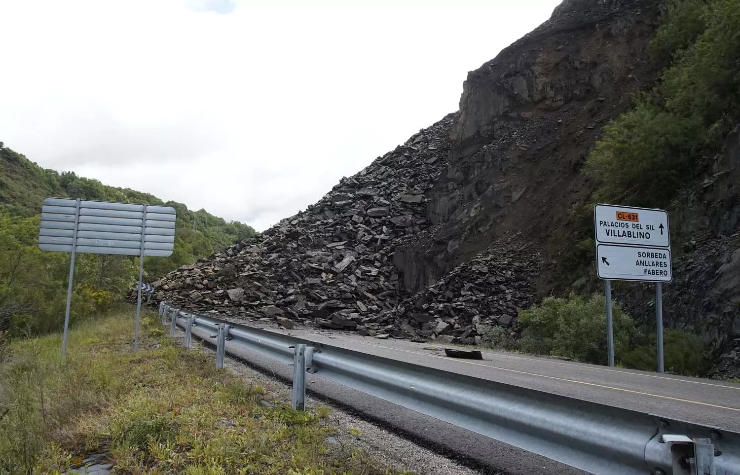 Desprendimiento de rocas y tierra en la carretera CL 631 en la localidad de Páramo del Sil (14)