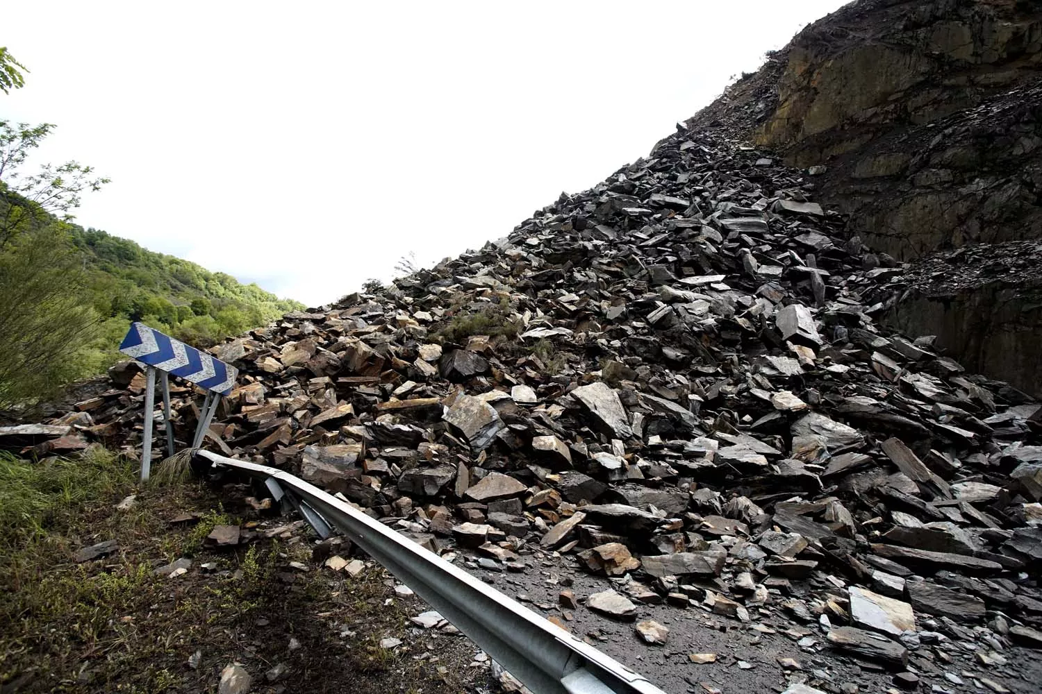 Desprendimiento de rocas y tierra en la carretera CL 631 en la localidad de Páramo del Sil (13)