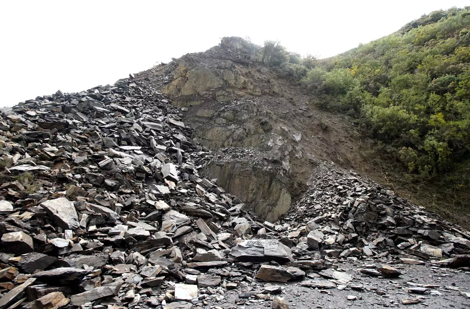 Desprendimiento de rocas y tierra en la carretera CL 631 en la localidad de Páramo del Sil (11)