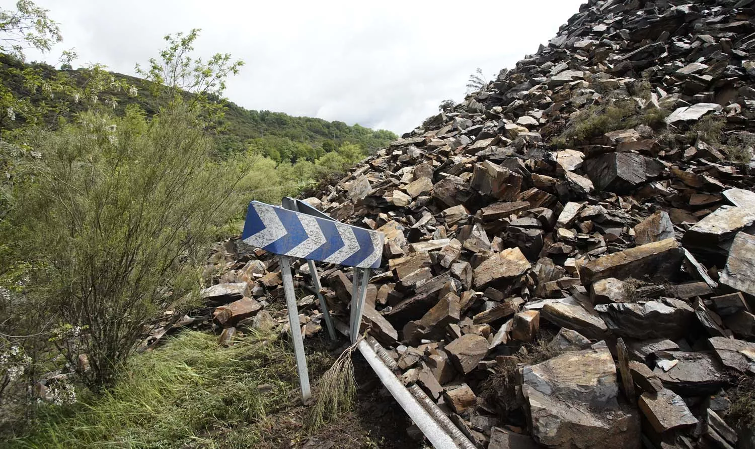 Desprendimiento de rocas y tierra en la carretera CL 631 en la localidad de Páramo del Sil (10)