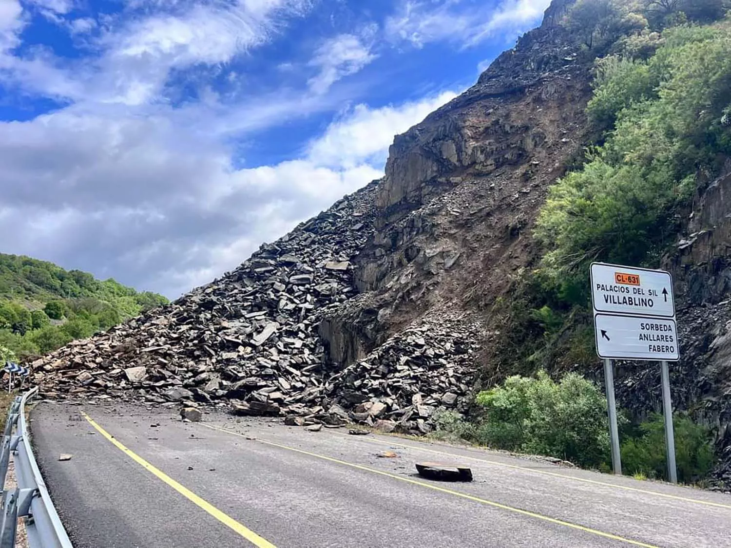 Derrumbe que mantiene cortada la carretera CL 631 en Páramo del Sil 