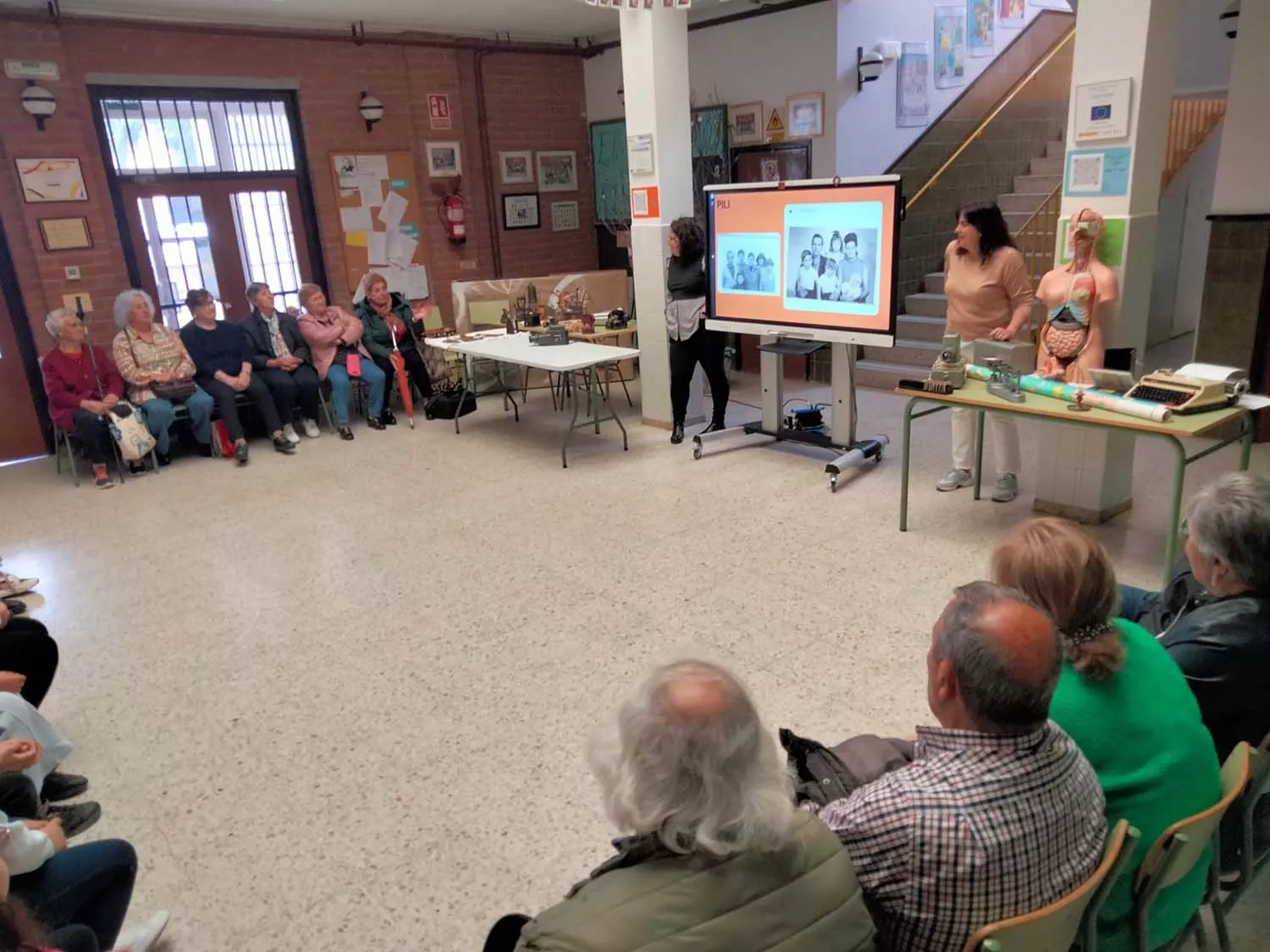 El Ayuntamiento de Camponaraya celebra un encuentro intergeneracional.