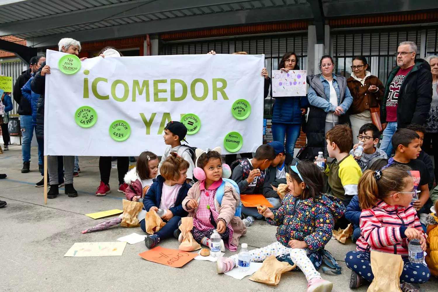 Sentada en el colegio La Placa para reclamar comedor