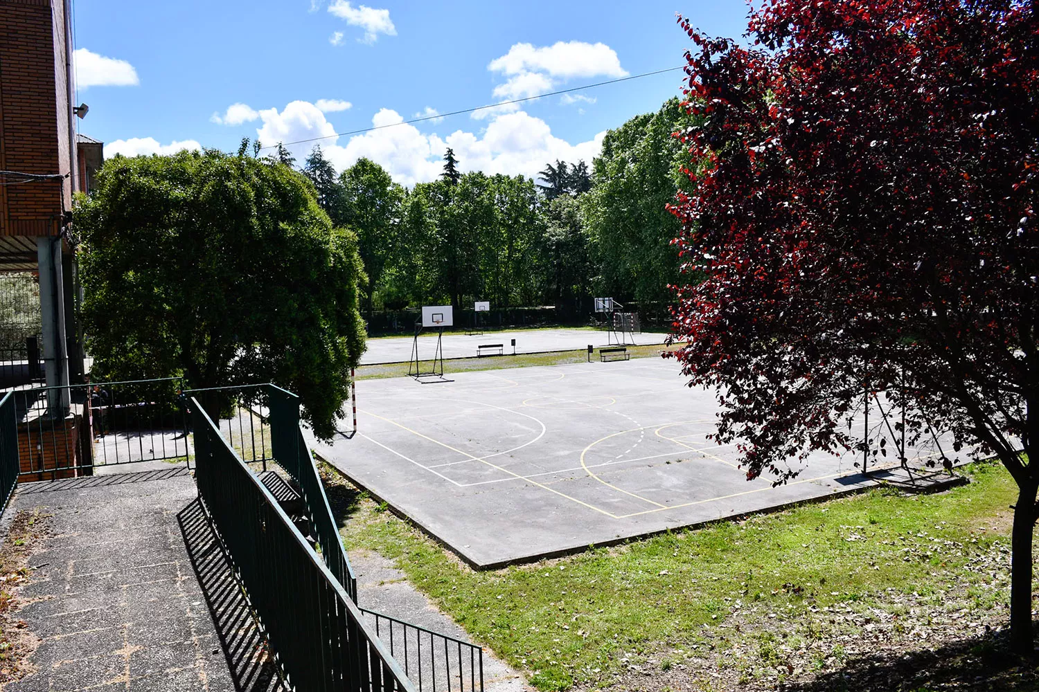 Una escalera cede en el IES Álvaro de Mendaña y deja varios alumnos heridos (3