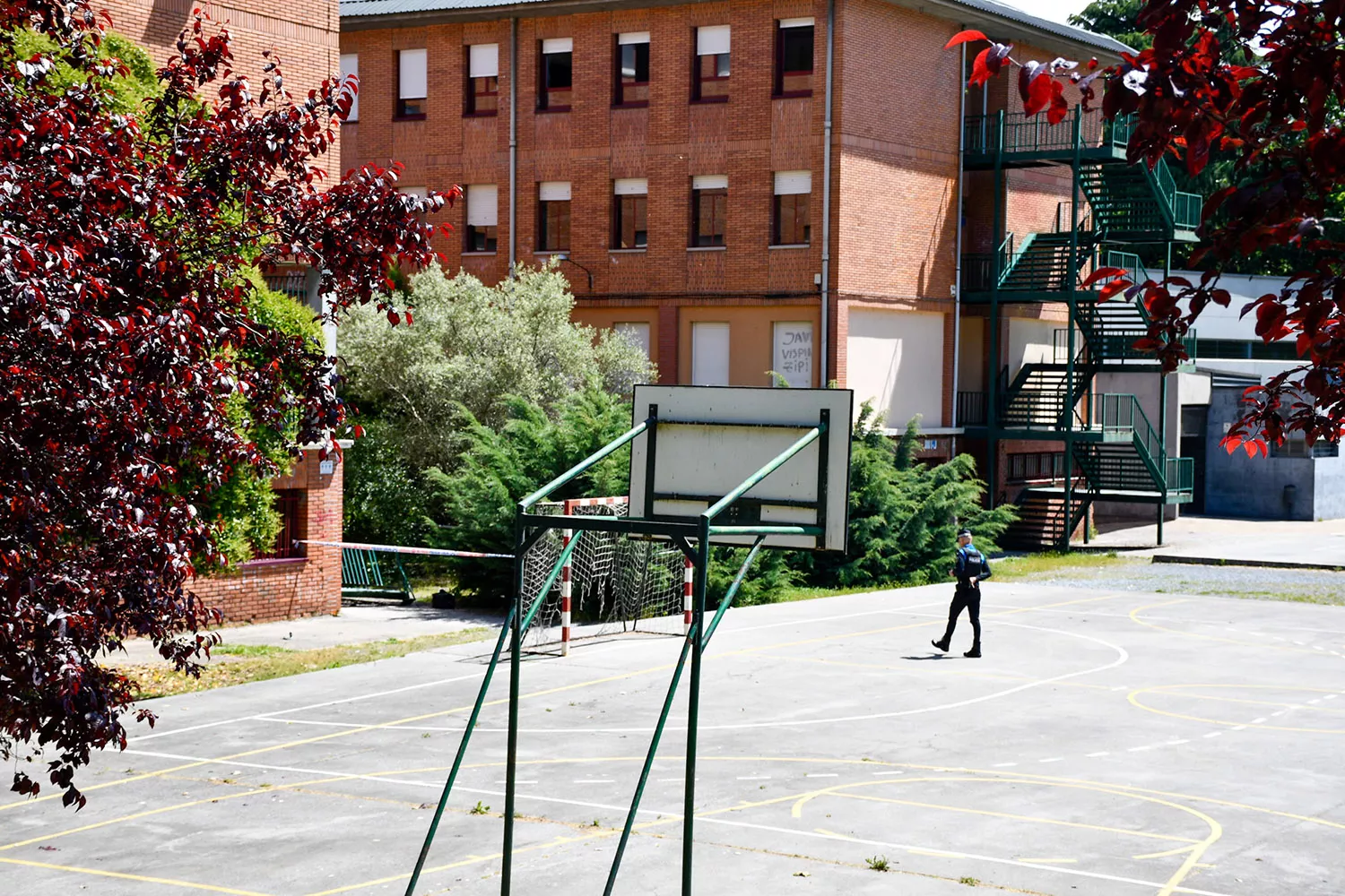 Una escalera cede en el IES Álvaro de Mendaña y deja varios alumnos heridos 1