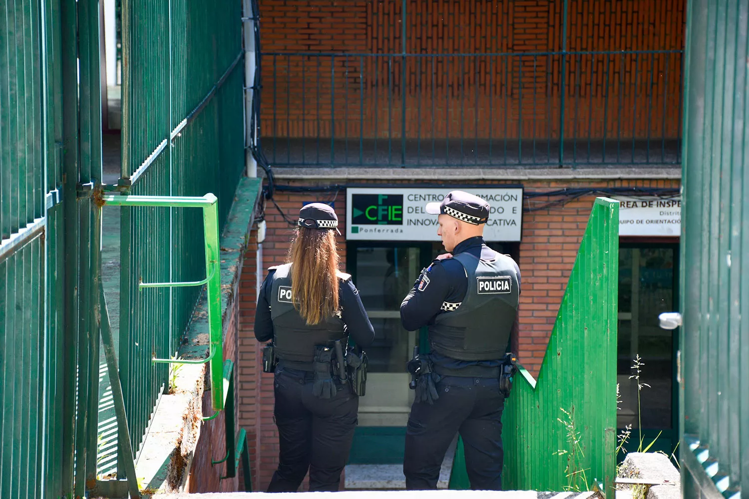 Una escalera cede en el IES Álvaro de Mendaña y deja varios alumnos heridos