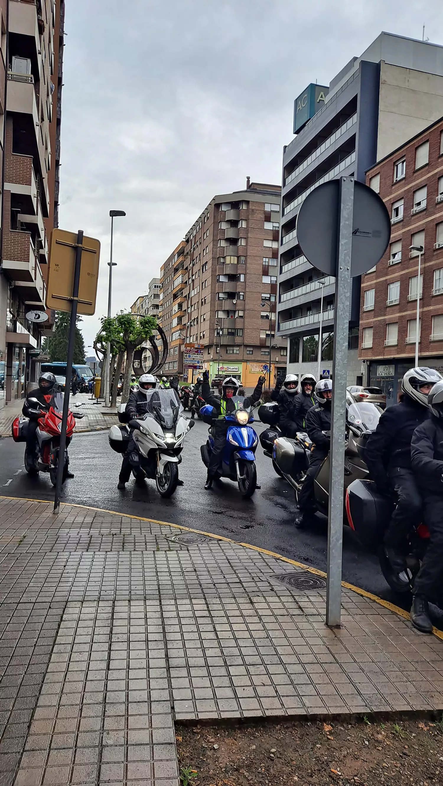 El club motero 'La Leyenda Continúa' hace 'rugir' El Bierzo con su Vuelta a la Comarca