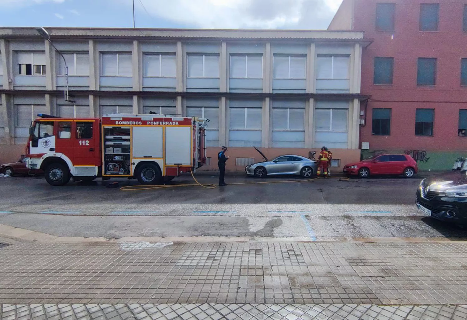 Arde un turismo en la calle General Gómez Núñez de Ponferrada