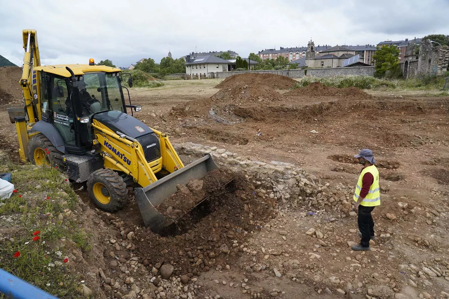 El alcalde de Ponferrada, Marco Morala, y el teniente de alcalde, Iván Alonso, hablan sobre los avances de las excavaciones que se están llevando a cabo en el antiguo Cementerio del Carmen 