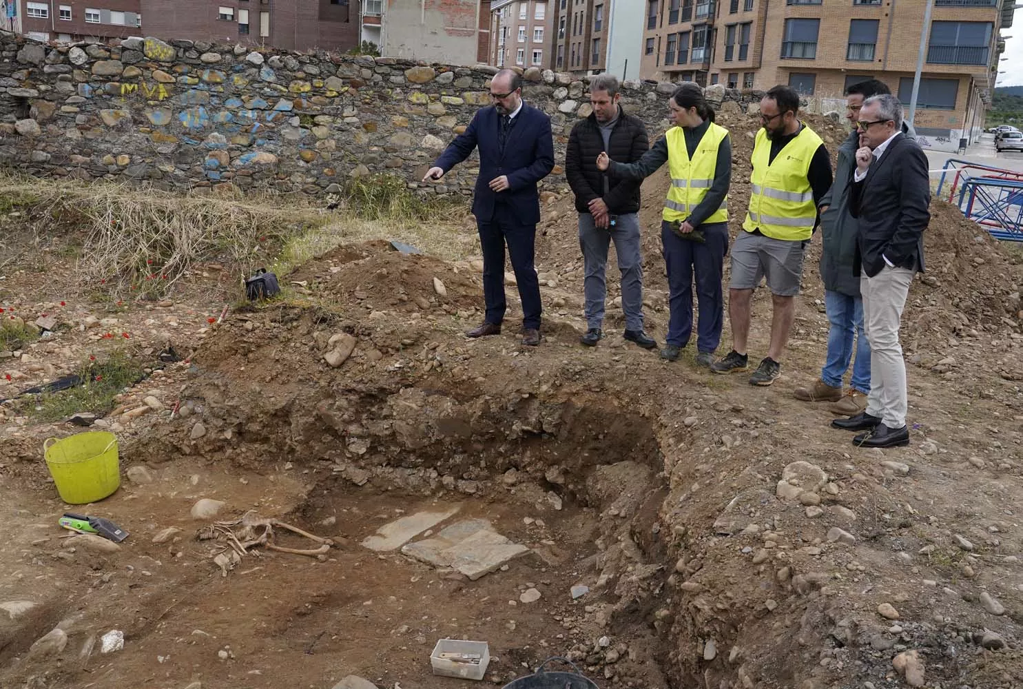 El alcalde de Ponferrada, Marco Morala, y el teniente de alcalde, Iván Alonso, hablan sobre los avances de las excavaciones que se están llevando a cabo en el antiguo Cementerio del Carmen (8)