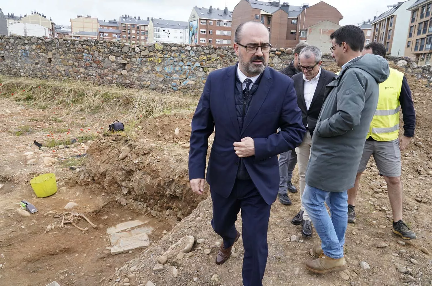 El alcalde de Ponferrada, Marco Morala, y el teniente de alcalde, Iván Alonso, hablan sobre los avances de las excavaciones que se están llevando a cabo en el antiguo Cementerio del Carmen (7)