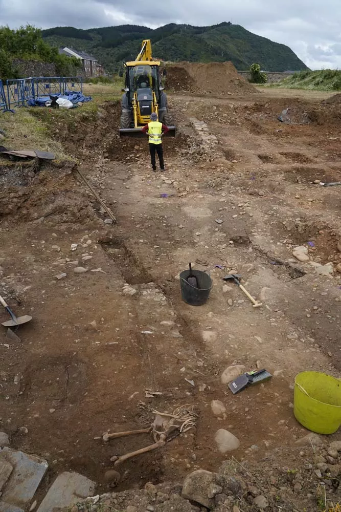 El alcalde de Ponferrada, Marco Morala, y el teniente de alcalde, Iván Alonso, hablan sobre los avances de las excavaciones que se están llevando a cabo en el antiguo Cementerio del Carmen (4)