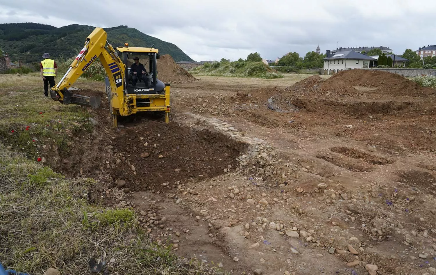 El alcalde de Ponferrada, Marco Morala, y el teniente de alcalde, Iván Alonso, hablan sobre los avances de las excavaciones que se están llevando a cabo en el antiguo Cementerio del Carmen (2)