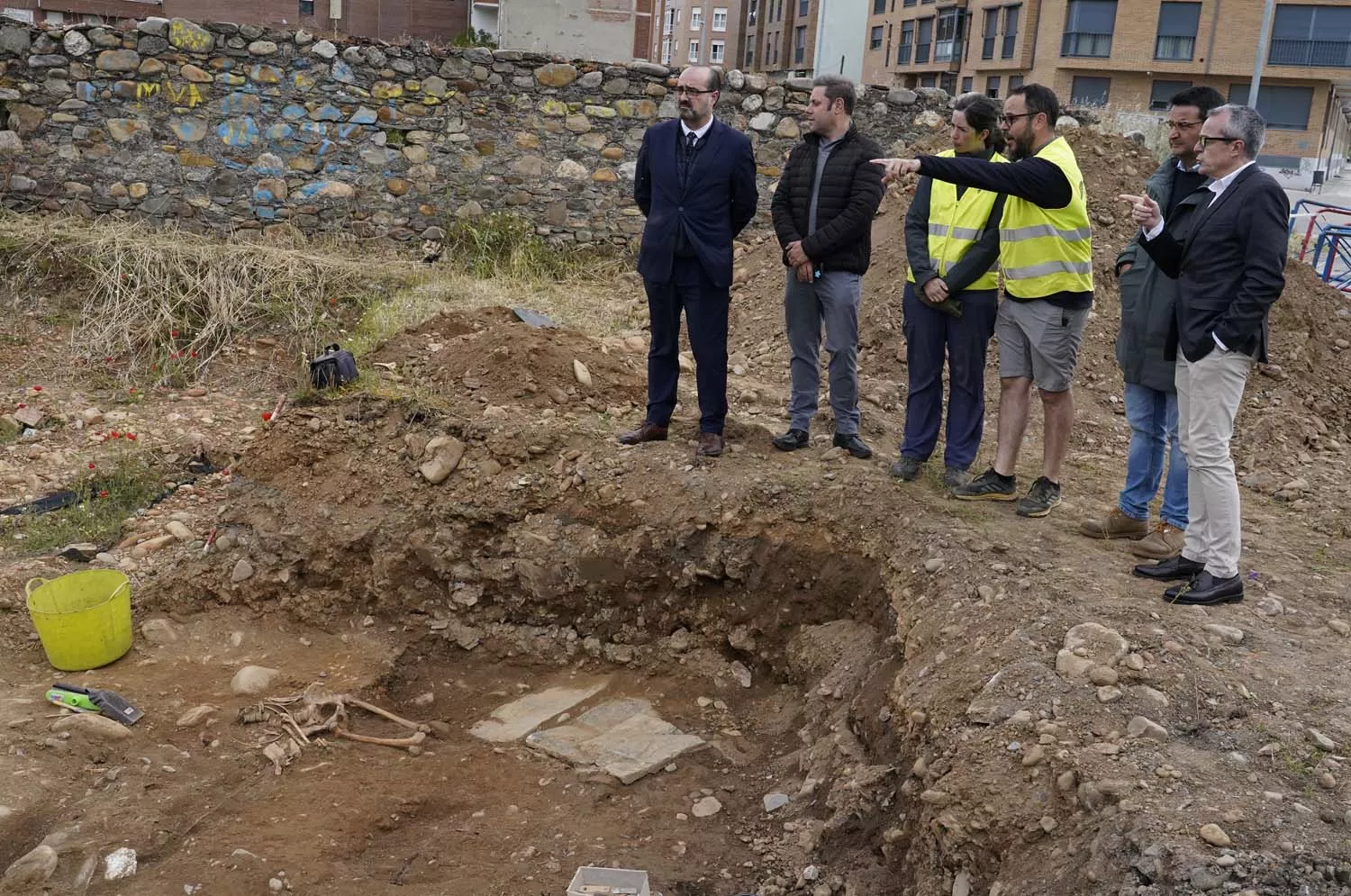 El alcalde de Ponferrada, Marco Morala, y el teniente de alcalde, Iván Alonso, hablan sobre los avances de las excavaciones que se están llevando a cabo en el antiguo Cementerio del Carmen (1)