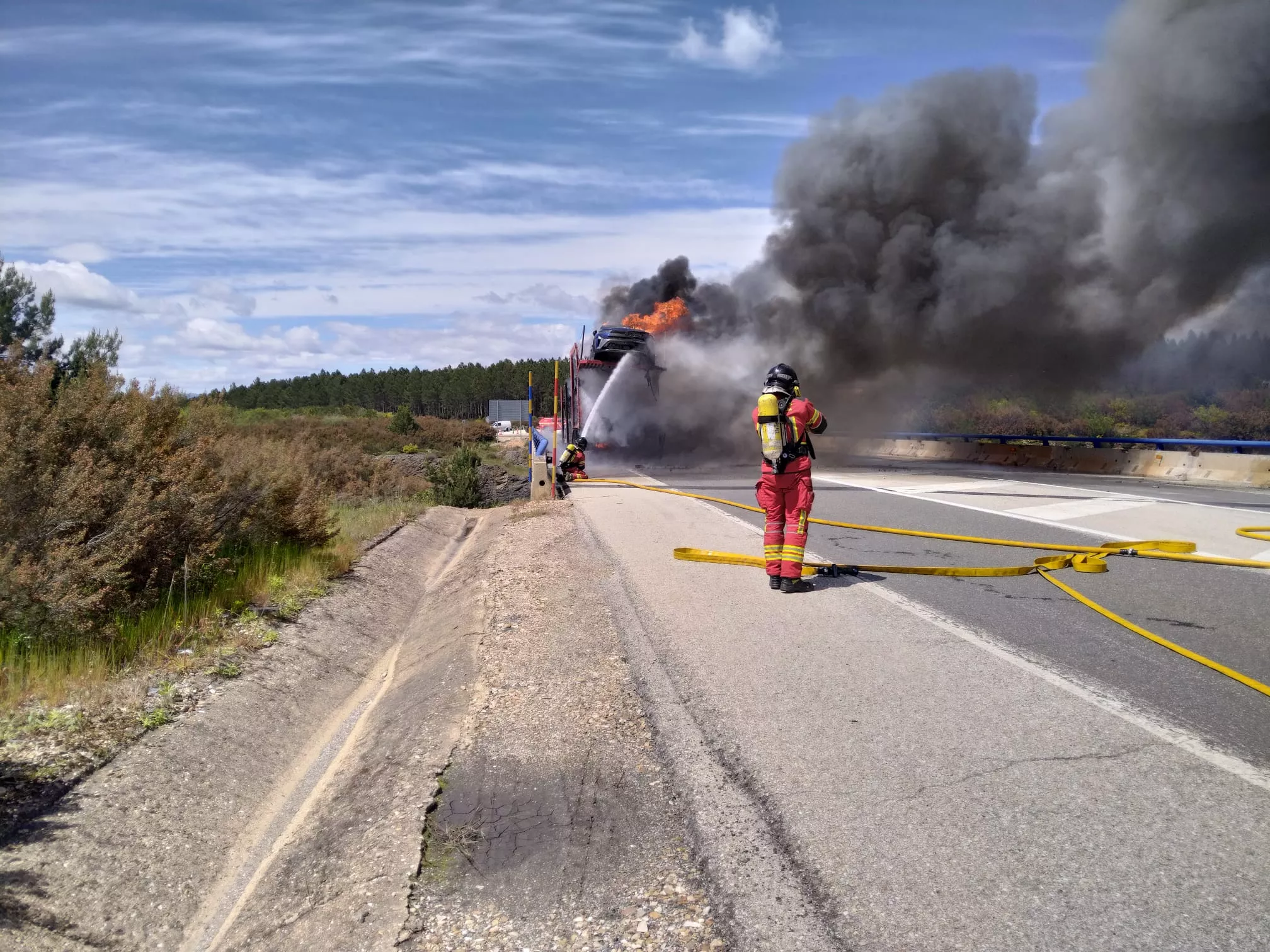 Arde un camión y varios coches que transportaba en plena A6 en el Manzanal