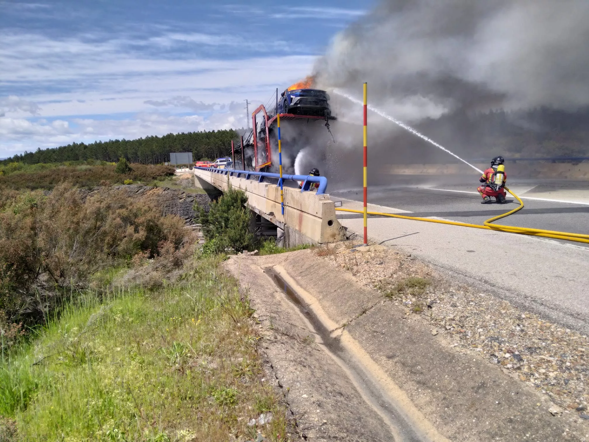 Arde un camión y varios coches que transportaba en plena A6 en el Manzanal