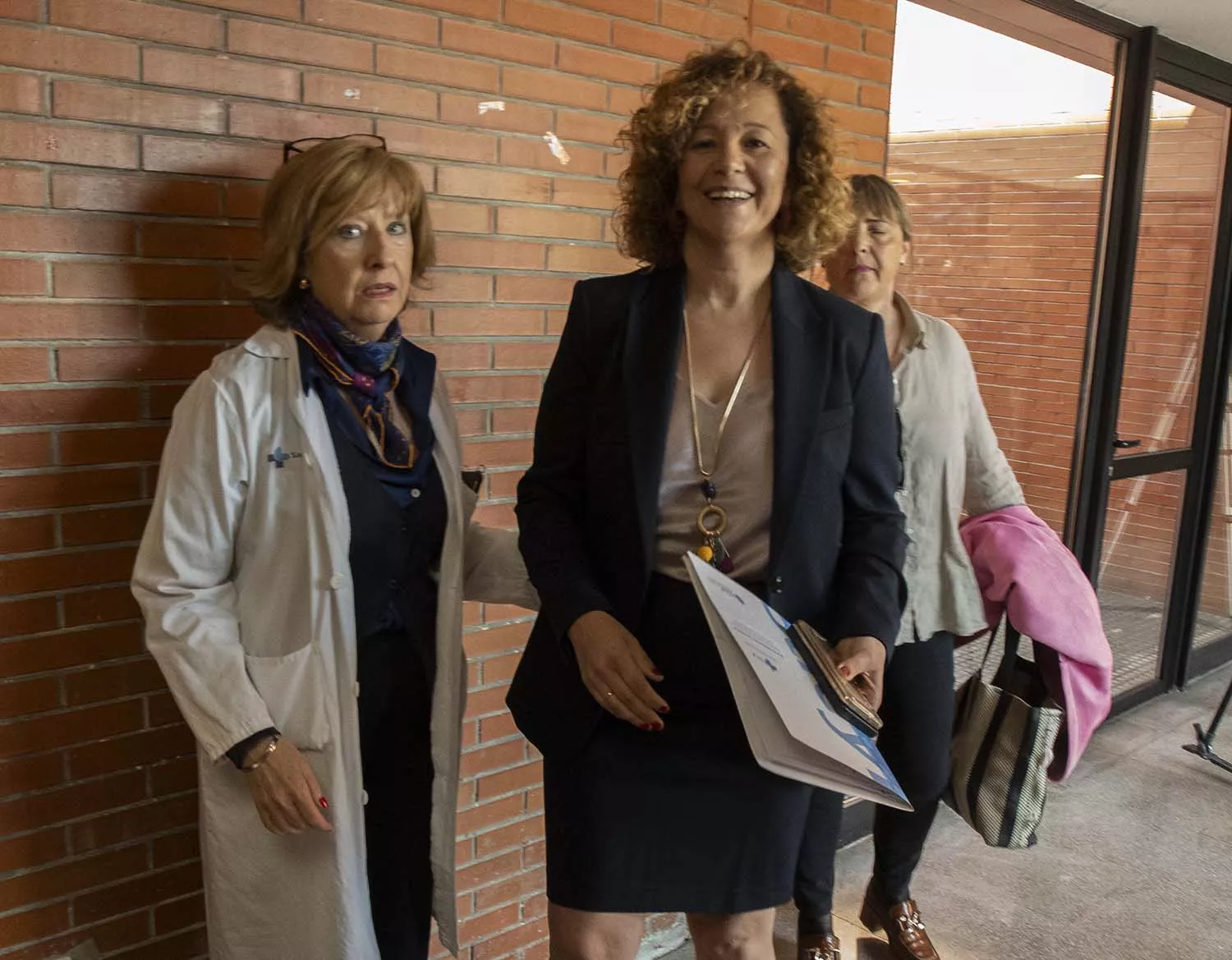 César Sánchez, ICAL. La directora general de Asistencia Sanitaria y Humanización de la Junta, Silvia Fernández (C), junto a la gerente del hospital del Bierzo, Pilar Fernández (I), durante la visita al centro hospitalario