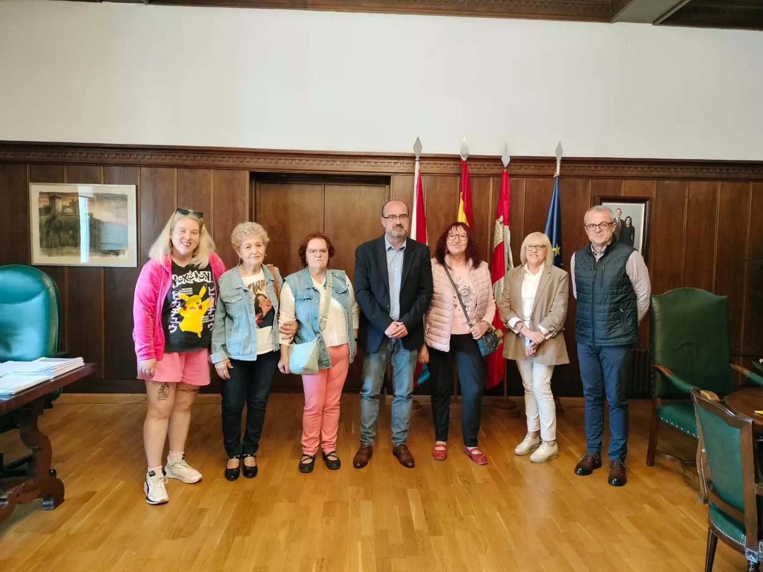 Reunión entre el Ayuntamiento de Ponferrada y la Asoc. Vecinos Pajariel Flores del Sil.  El alcalde, Marco Morala y el concejal de Hacienda, Régimen Interior, Contratación y Fomento, Luis Antonio Moreno.