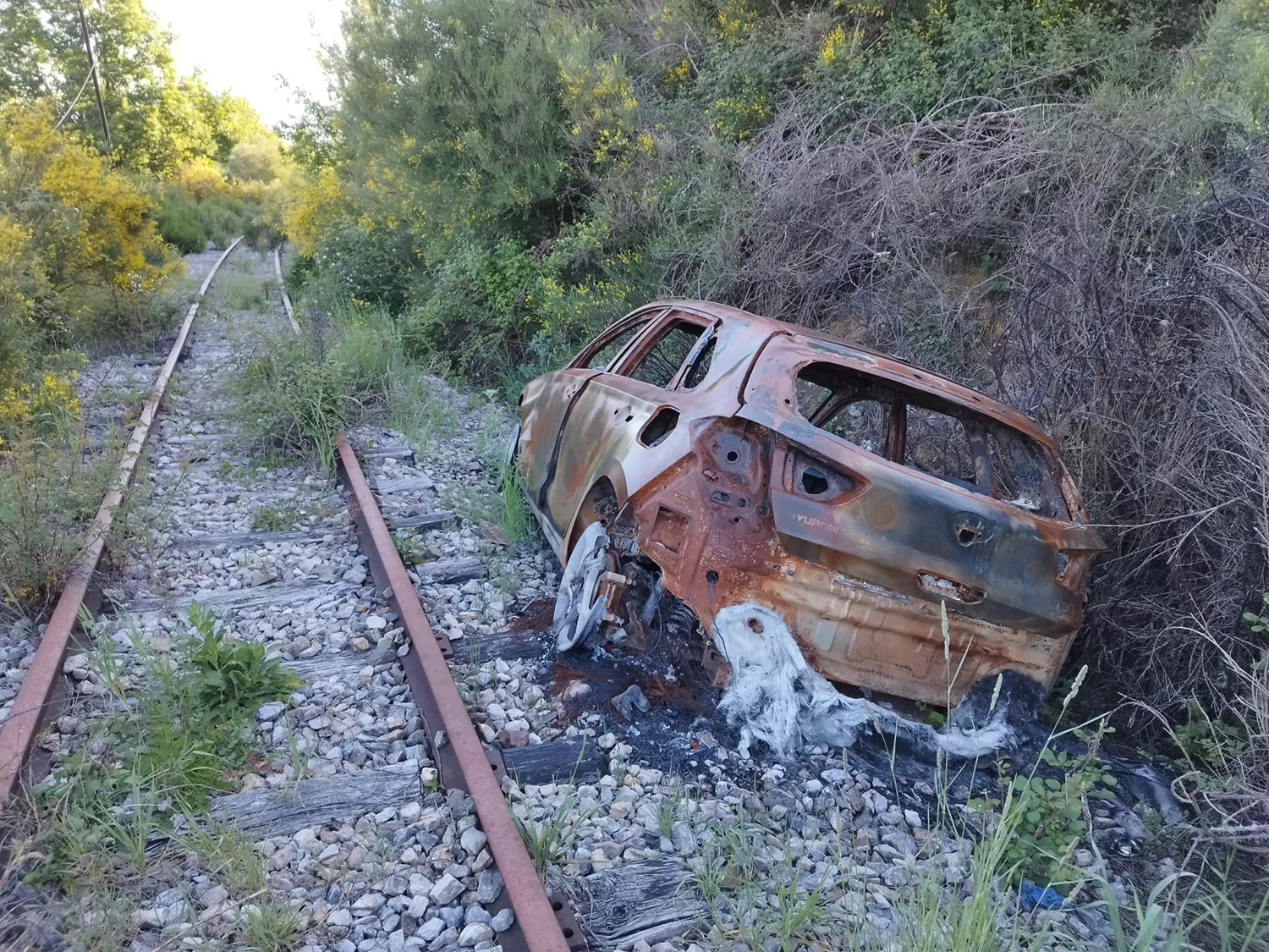 Aparece calcinado un coche nuevo junto a las vías en Santa Marina del Sil (Toreno)