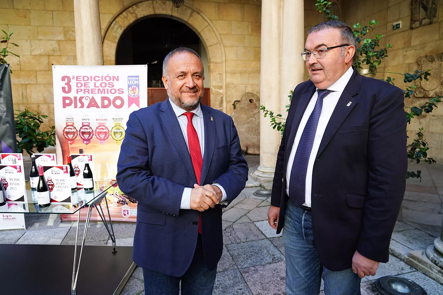 El presidente de la Diputación de León, Gerardo Álvarez Courel, junto al diputado del área de Productos de León, Roberto Aller